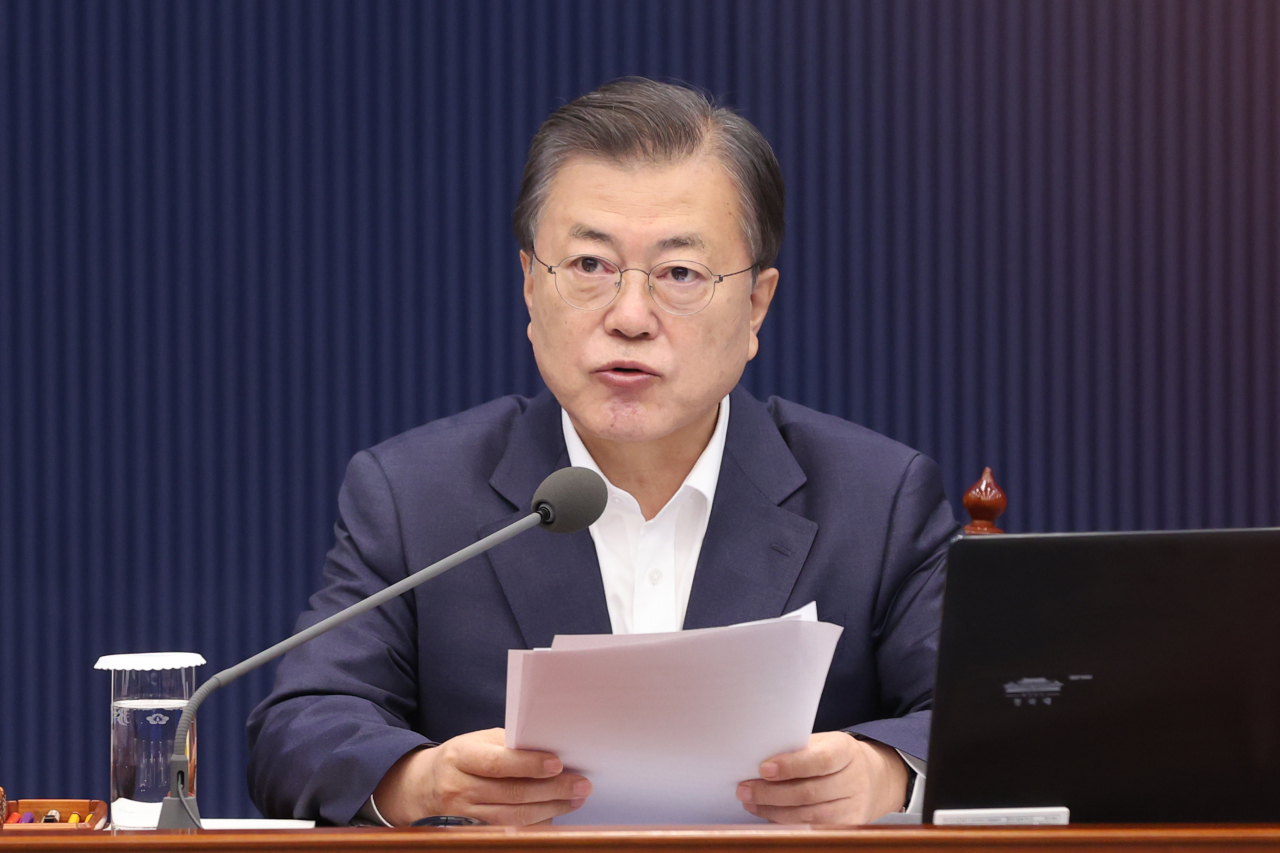 문재인 대통령이 13일 오전 청와대에서 제16회 국무회의를 주재하고 있다. [연합]