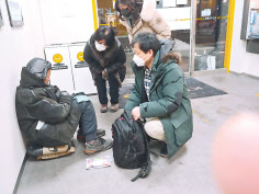 서초구청 공무원들이 노숙인을 상대로 입실을 권유하고 있다. [서초구 제공]