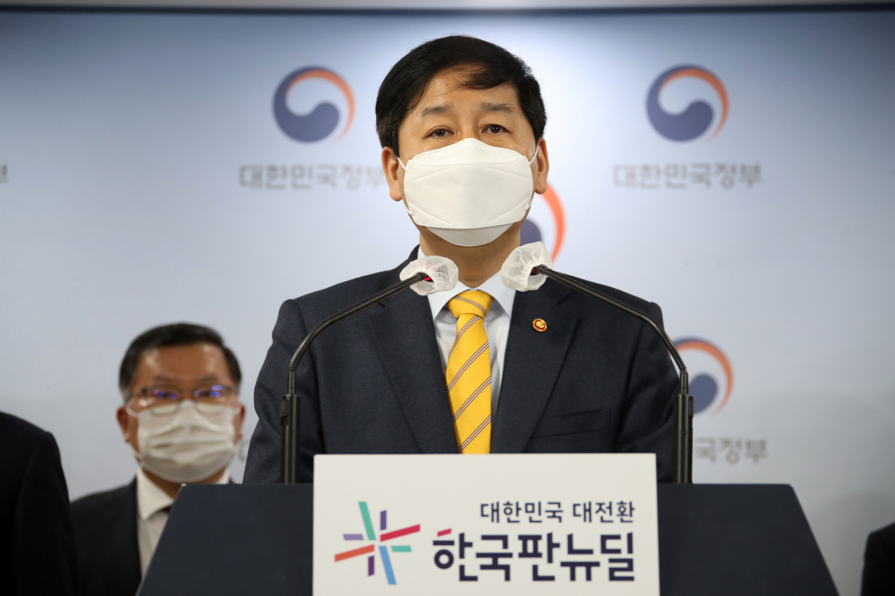 구윤철 국무조정실장이 13일 오전 정부서울청사에서 일본 정부가 후쿠시마(福島) 제1원전사고로 발생한 방사성 물질 오염수를 바다에 배출하기로 한 것과 관련해 긴급 관계차관회의를 마친 후 정부 대책을 발표하고 있다. [연합]