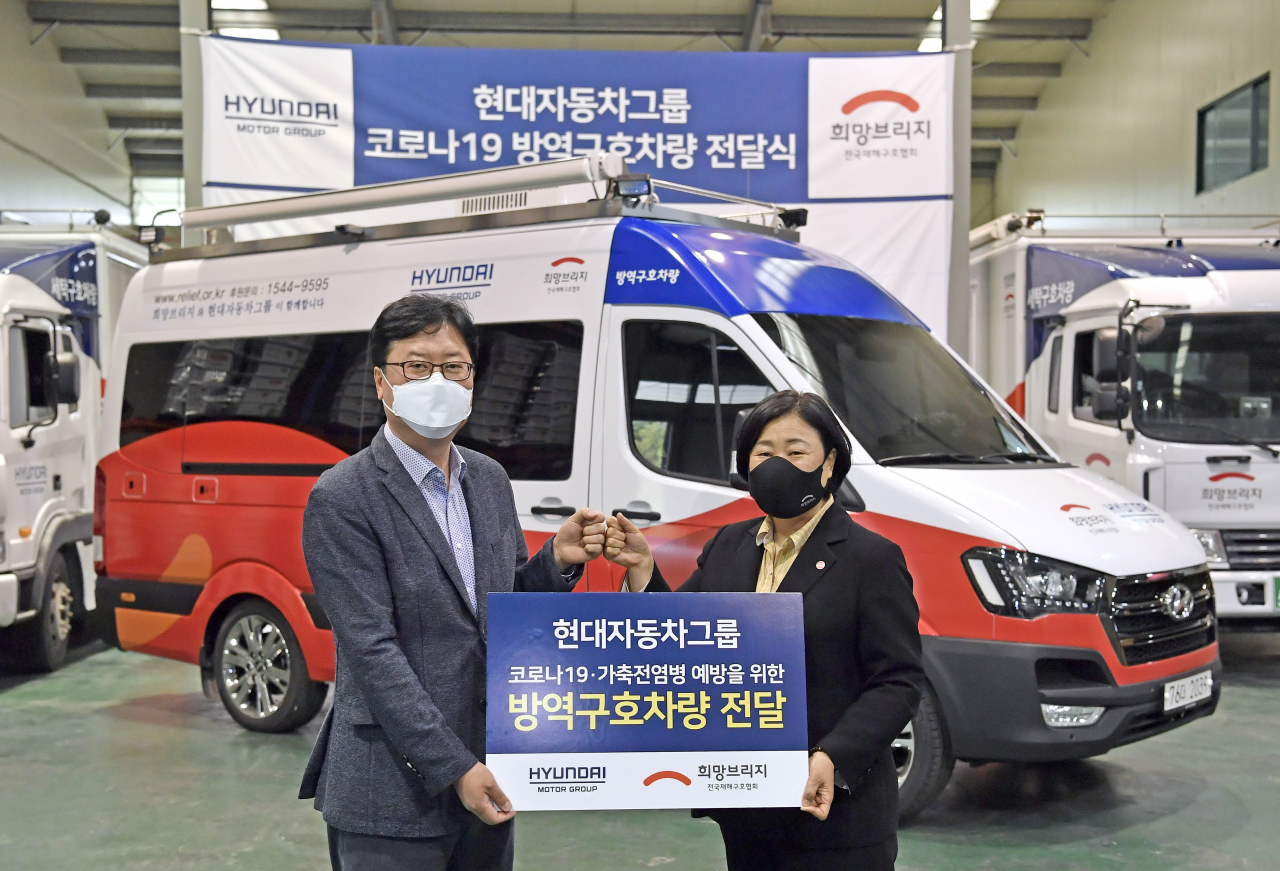 현대차그룹 이병훈 상무, 전국재해구호협회 김정희 사무총장이 기념 촬영을 하고 있다. [현대차그룹 제공]