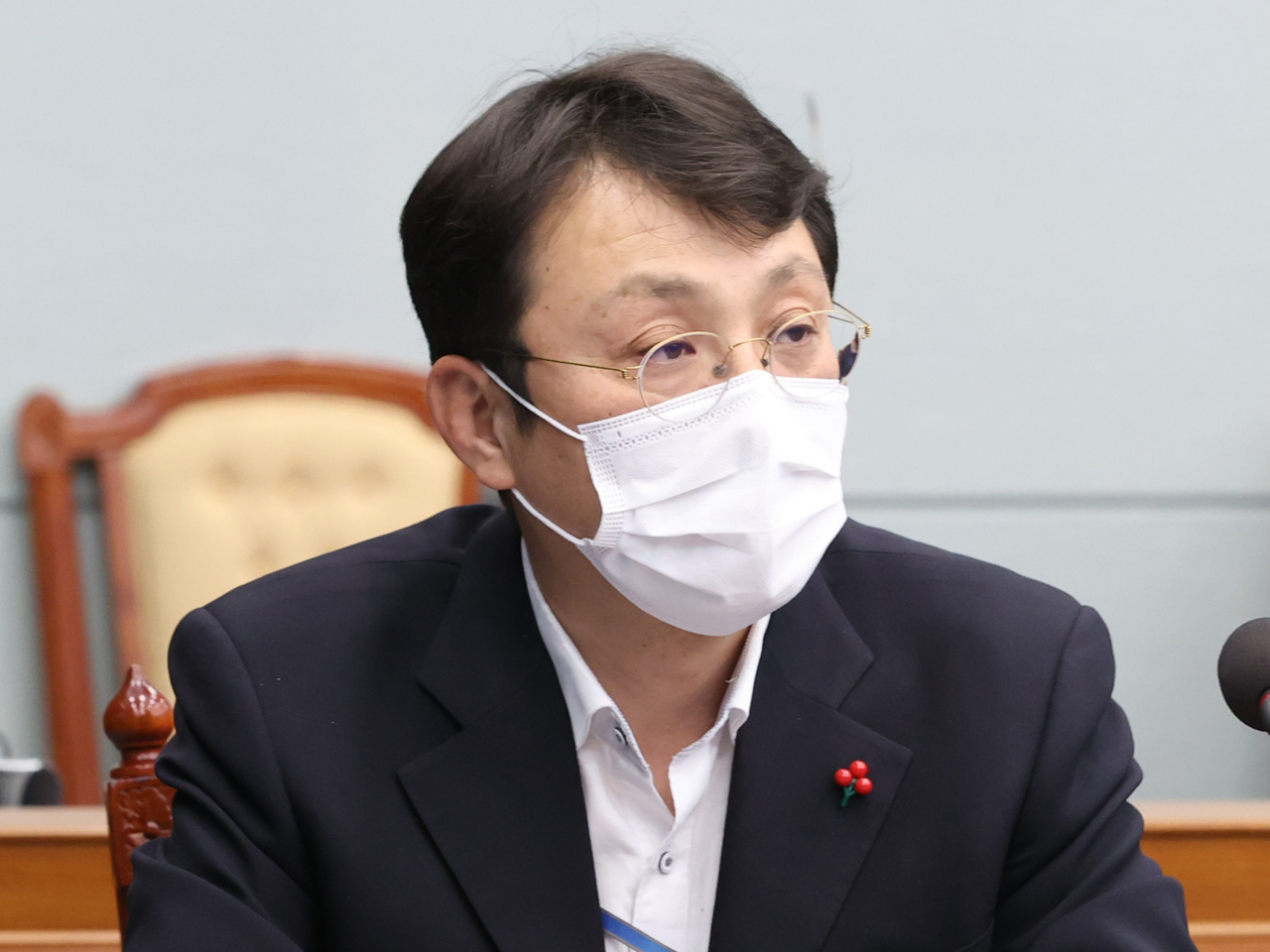 ‘울산시장 선거개입’ 의혹을 수사해온 서울중앙지검 공공수사2부는 지난 9일 공직선거법 위반 혐의로 이진석(50) 청와대 국정상황실장을 불구속 기소했다. 청와대 사회정책비서관을 지낸 이 실장은 2018년 지방선거를 앞두고 울산시장 재선에 도전하던 김기현 당시 시장의 핵심 공약인 산업재해모(母)병원의 예비타당성 조사 발표를 늦추는 데 개입한 혐의를 받고 있다. [연합]