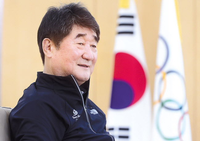 신치용 진천선수촌장이 헤럴드경제와 인터뷰에서 도쿄올림픽 100일을 앞둔 한국 선수단의 준비 상황에 대해 설명하고 있다. 진천=이상섭 기자