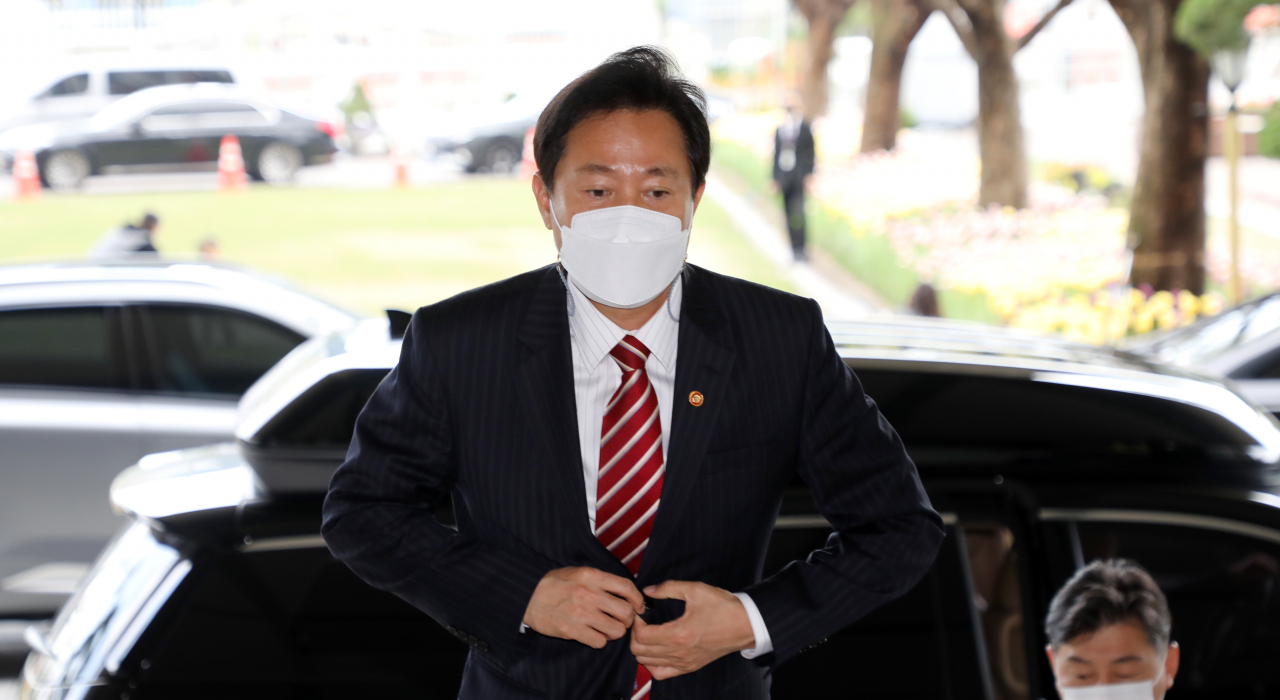 오세훈 서울시장이 13일 오전 화상 국무회의에 참석하기 위해 정부서울청사로 들어서고 있다. [연합]