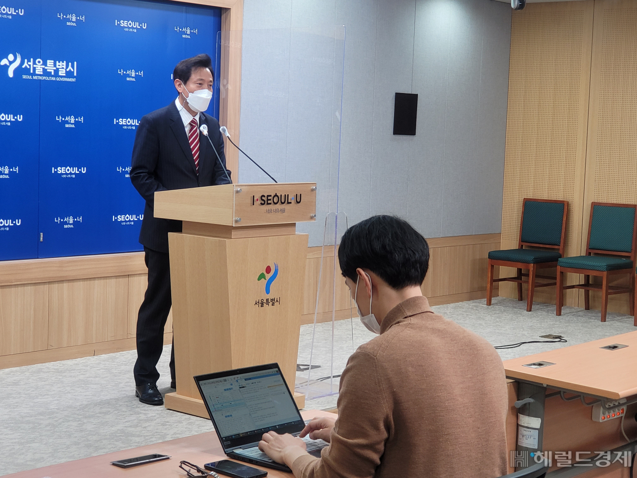 13일 첫 국무회의 참석 후 가진 브리핑에서 오세훈 시장이 발언하고 있다.