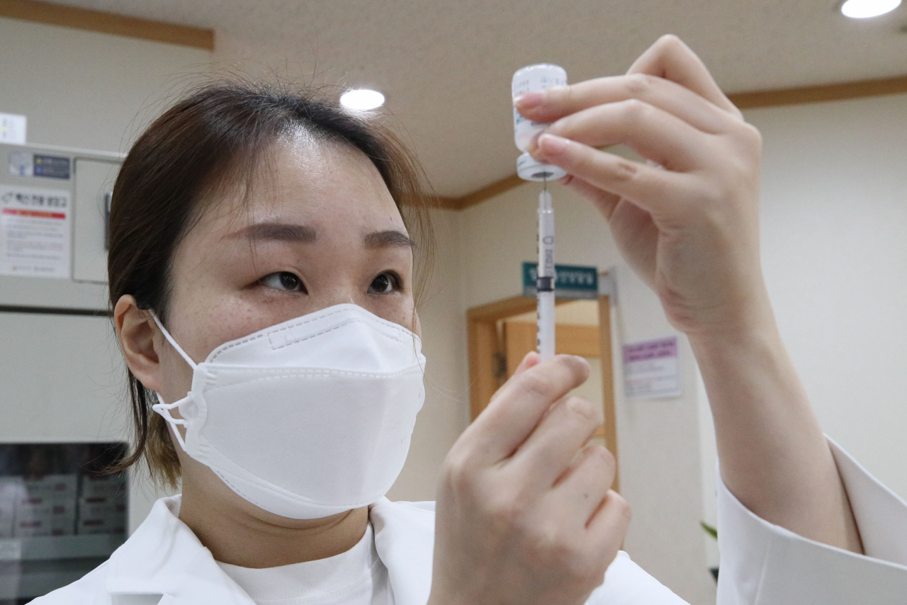 특수·보건교사 대상 코로나19 백신 첫 접종이 시작된 13일 오전 의료진이 서울 서대문구 보건소에서 백신을 주사기에 분주하고 있다. [연합]