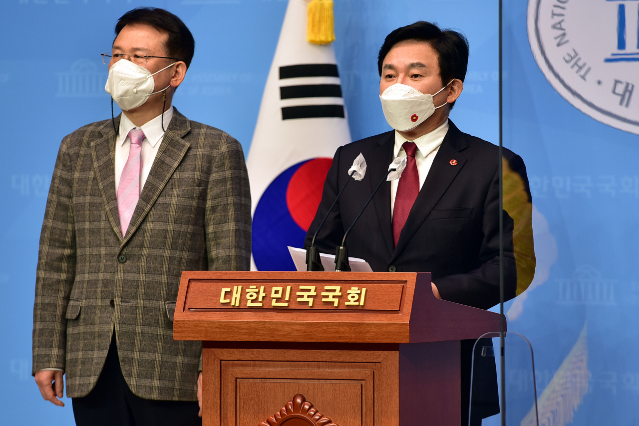 원희룡 제주도지사가 13일 국회 소통관에서 일본의 후쿠시마 원전 방사능 오염수 방류 결정을 규탄하는 기자회견을 하고 있다. [연합]