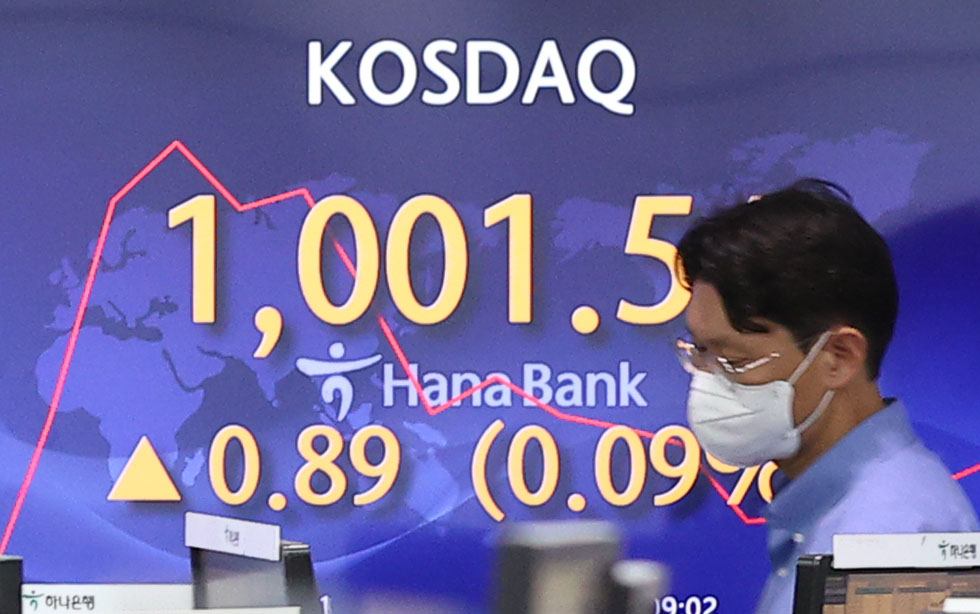 코스닥 지수가 전장보다 0.35포인트(0.03%) 오른 1,001.00에 개장했다. 사진은 13일 오전 서울 중구 하나은행 본점 딜링룸. 연합뉴스