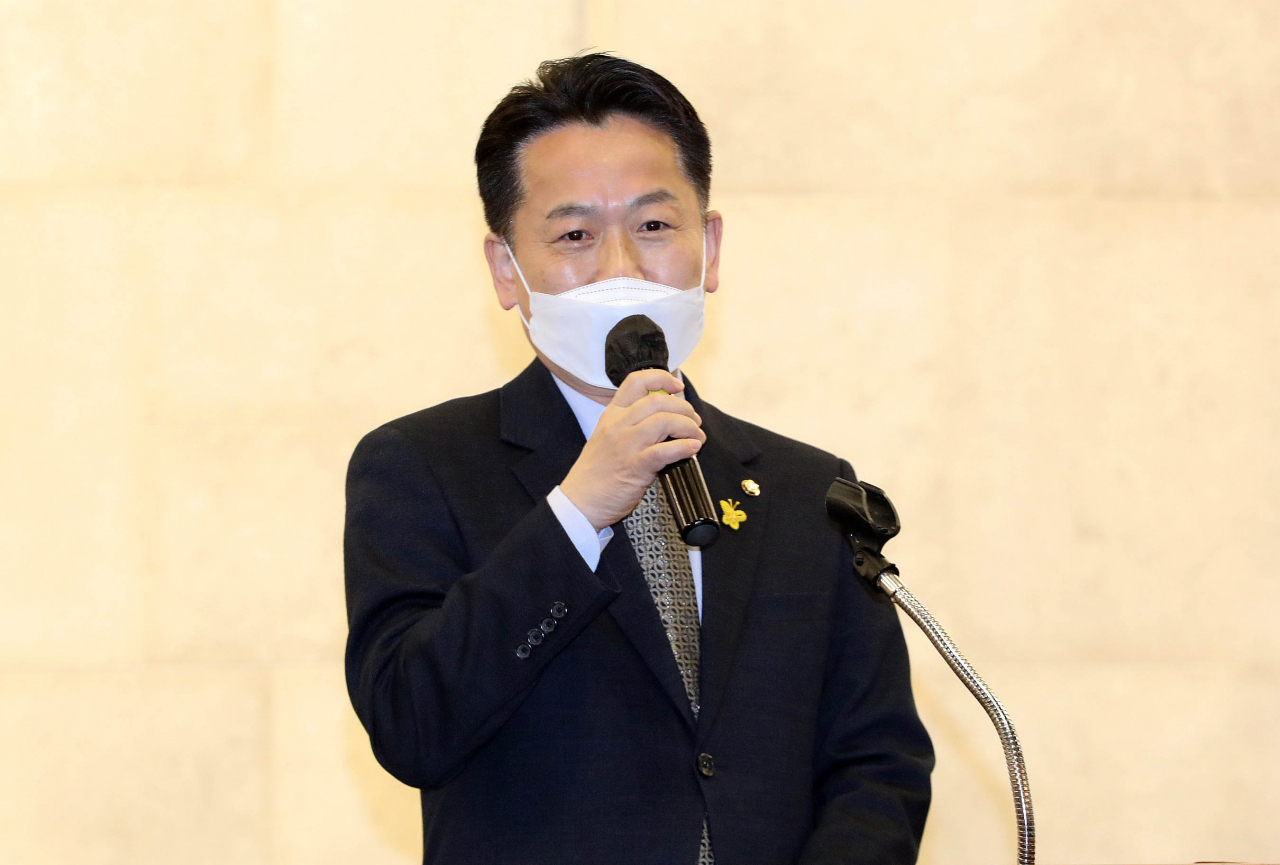 지난 9일 서울 여의도 국민일보빌딩에서 열린 더불어민주당 초선의원 긴급간담회에서 고영인 의원이 4·7 재보선 참패에 따른 쇄신 방안 등에 관해 발언하고 있다. [연합]