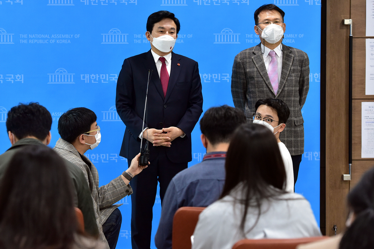 원희룡 제주도지사가 13일 국회 소통관에서 일본의 후쿠시마 원전 방사능 오염수 방류 결정을 규탄하는 기자회견을 마친 뒤 기자들과 질의응답을 하고 있다. [연합]