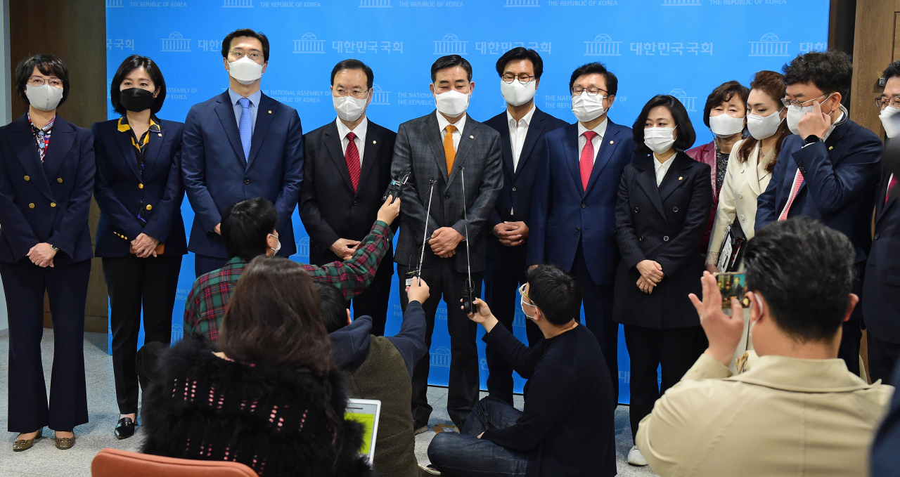 국민의힘 초선의원들이 지난 8일 국회 소통관에서 기자회견을 마친 뒤 취재진의 질문에 답하고 있다. 이날 초선 의원들은 “승리에 취하지 않고 당을 개혁해 나가겠다”고 밝혔다. [연합]