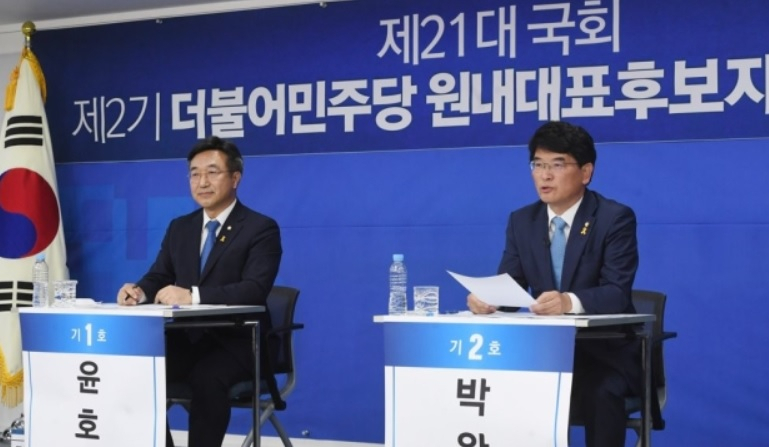 제21대 국회 제2기 더불어민주당 원내대표 후보자 합동토론회가 지난 13일 서울 여의도 민주당 중앙당사에서 열렸다. 박완주(오른쪽), 윤호중 후보자가 참석했다. [국회사진기자단]