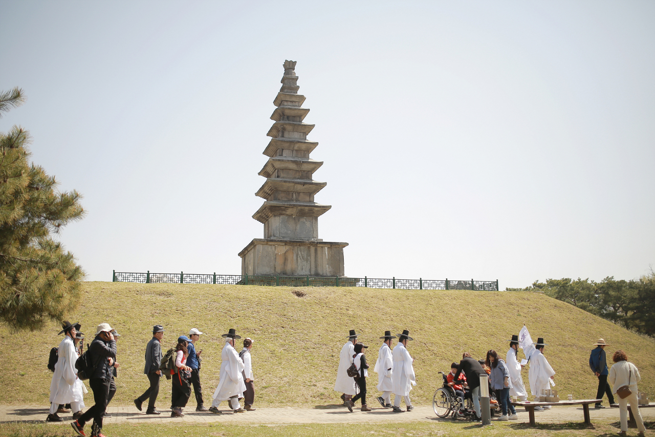 도산 귀향길. 충주 중앙탑