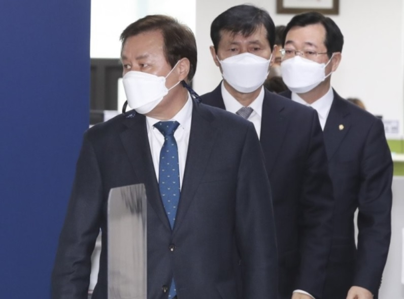 도종환 더불어민주당 비상대책위원장이 14일 오전 부산 연제구 부산시당에서 열린 현장 비상대책위원회의에 참석하고 있다.[연합]
