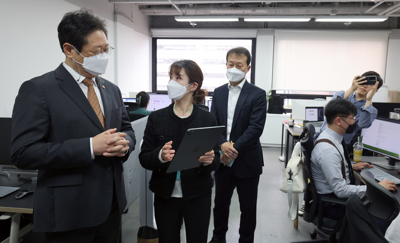 황희 문화체육관광부 장관이 13일 서울 중구 콘텐츠 코리아랩 기업지원센터 입주기업을 방문해 직원들을 만나고 있다. [문체부 제공]