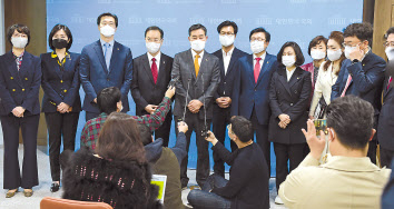 국민의힘 초선의원들이 지난 8일 국회 소통관에서 기자회견을 마친 뒤 취재진의 질문에 답하고 있다. 이날 초선 의원들은 “승리에 취하지 않고 당을 개혁해 나가겠다”고 밝혔다. [연합]