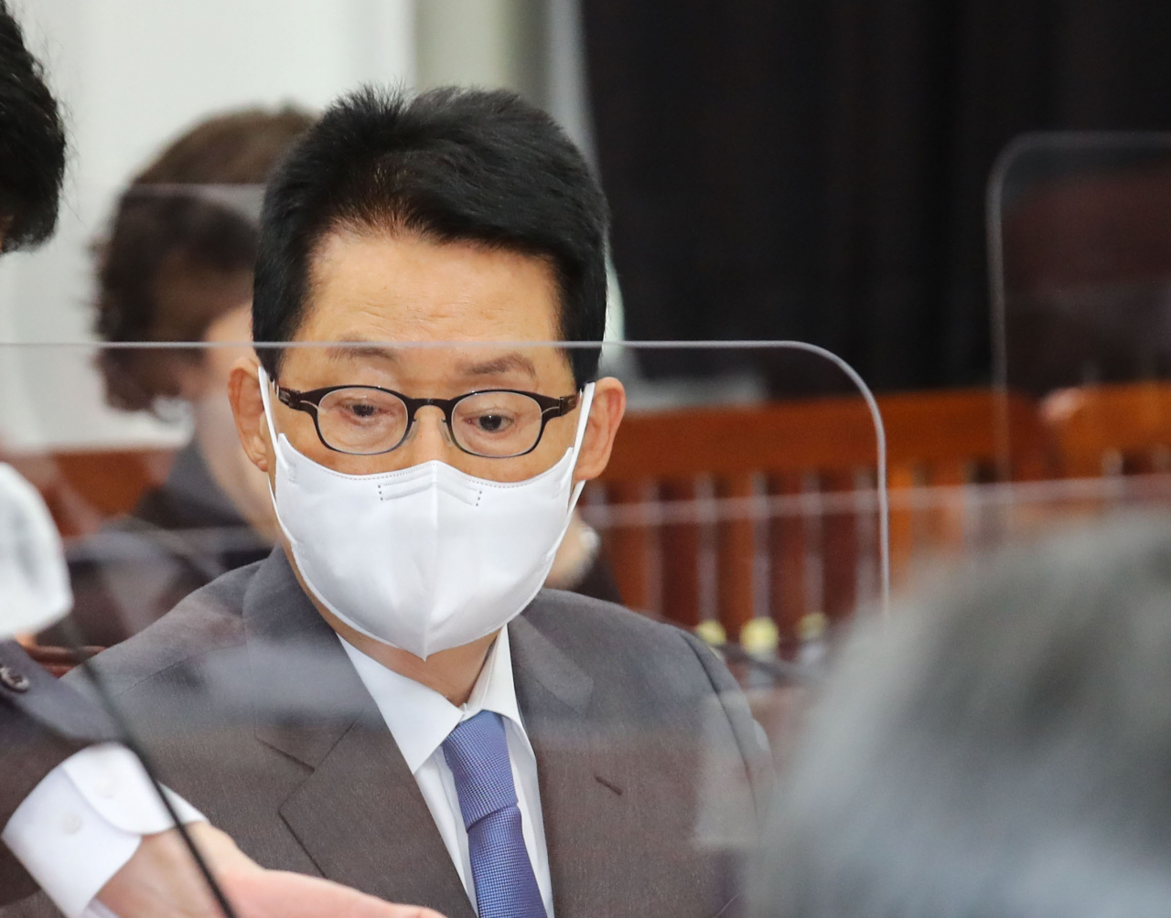 박지원 국가정보원장은 최근 언론인 비공개 간담회에서 1년 앞으로 다가온 대선과 지방선거 등과 관련해 “본격적인 정치의 계절이 오고 있는데, ‘정치 거리두기’를 철저히 실천하겠다”고 밝혔다. 자료사진. [연합]