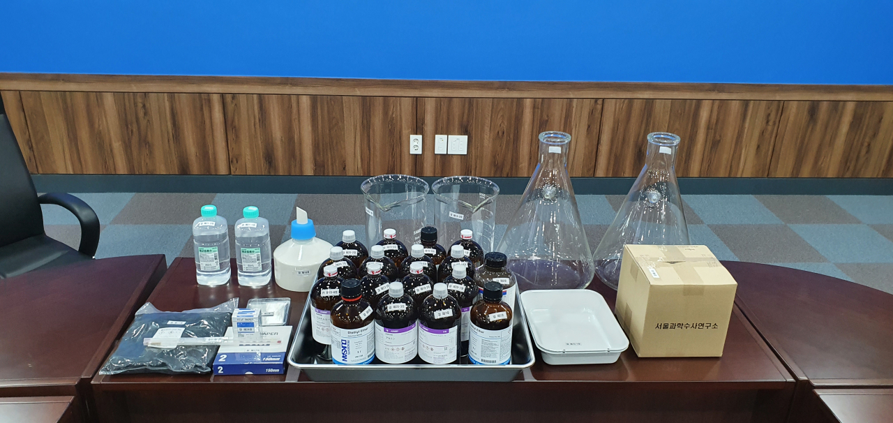 서울경찰청 마약범죄수사대는 국내 마약 제조 판매 총책 A씨가 제조해 보관하고 있던 필로폰 완제품 730g과 이에 필요한 약품, 기구를 압수했다고 14일 밝혔다. [서울경찰청 제공]
