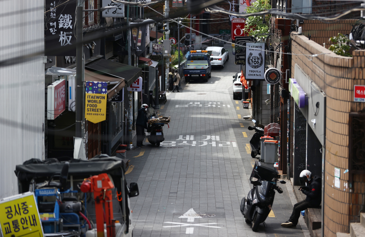 13일 코로나19 직격탄을 맞은 용산구 이태원 세계음식거리가 점심시간임에도 불구하고 썰렁하다. 용산구는 이날 무너진 상권을 일으키기 위해 이태원관광특구연합회와 지역 상인들, 건물주들과 손을 잡고 결의대회를 열었다. 연합뉴스