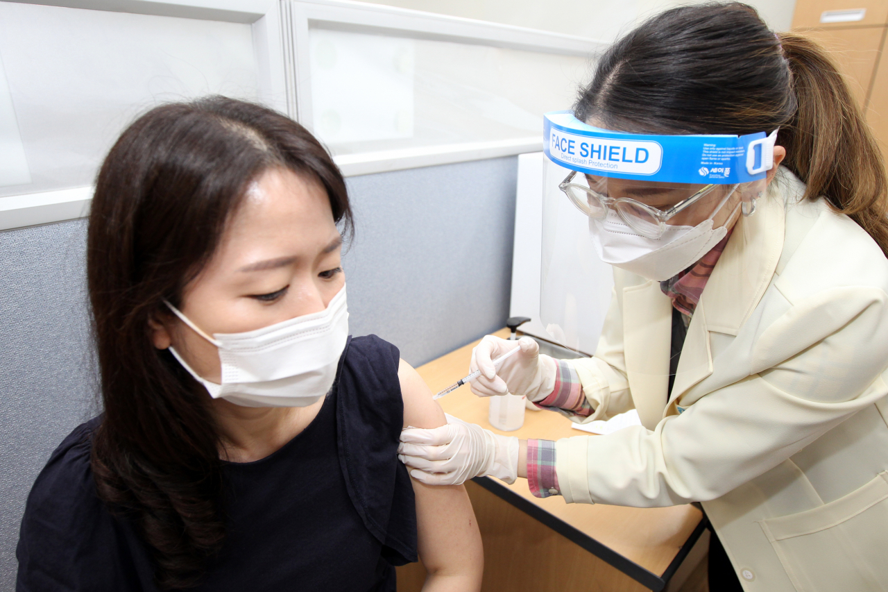 특수·보건교사 대상 코로나19 백신 첫 접종이 시작된 지난 13일 한 교육 종사자가 서울 동작구 보건소에서 아스트라제네카(AZ) 백신을 접종하고 있다. [연합]