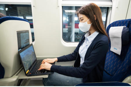 KTX-이음 승객이 좌석에서 노트북을 사용하는 모습