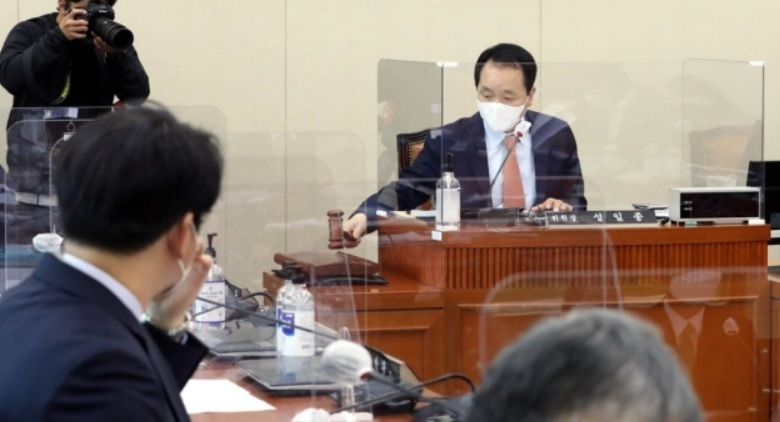 14일 서울 여의도 국회에서 열린 정무위원회 제4차 법안심사제2소위원회에서 성일종 소위원장이 개의를 선언하고 있다.[연합]