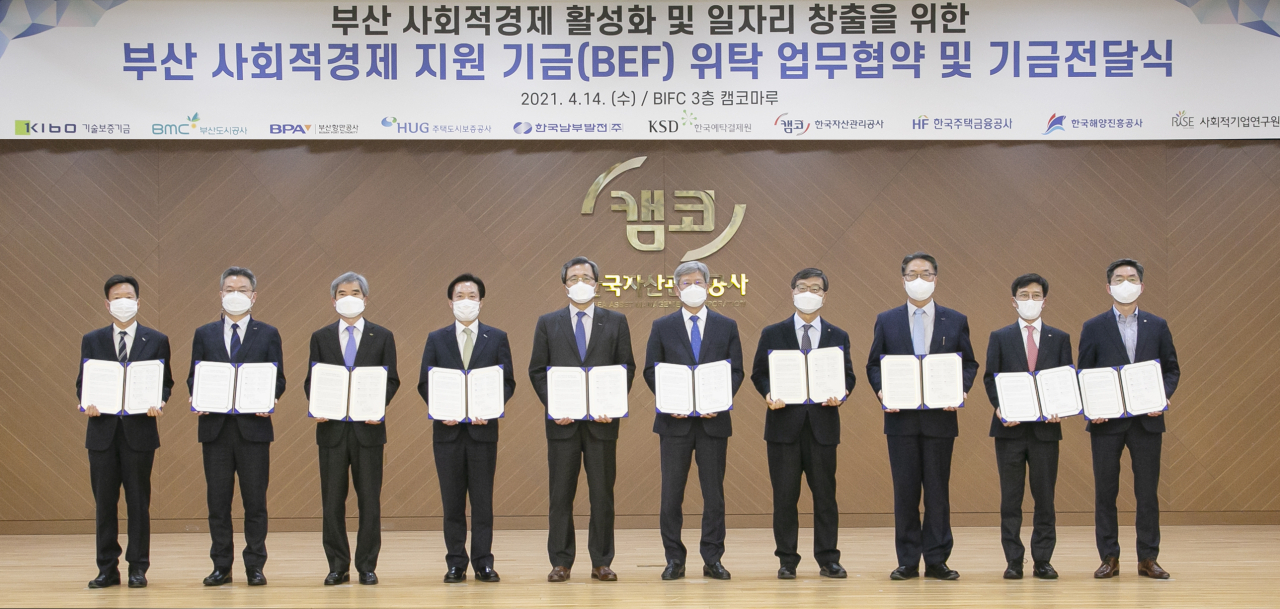 이병훈 주택도시보증공사(HUG) 부사장(맨 왼쪽) 등 공공기관장들이 14일 부산 사회적경제 지원기금 위탁 업무협약 체결 후 기념사진을 촬영하는 모습. [주택도시보증공사(HUG) 제공]
