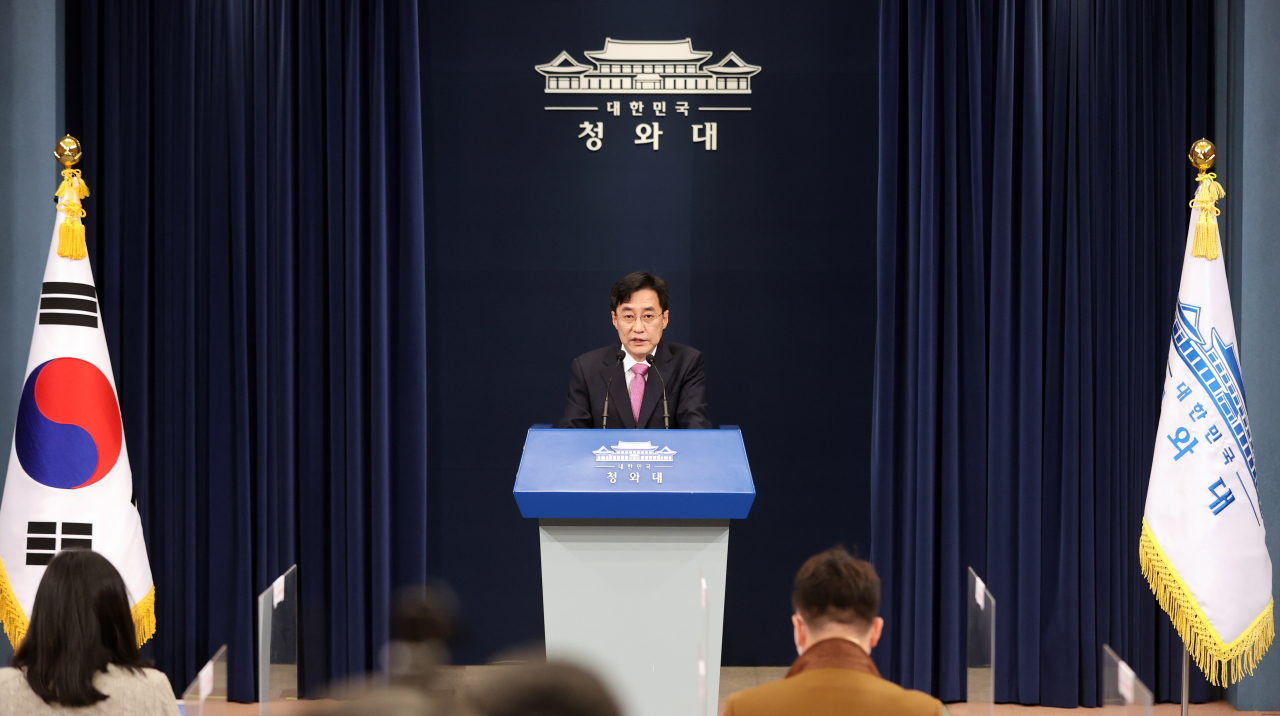 강민석 청와대 대변인이 14일 브리핑룸에서 문재인 대통령이 이날 아이보시 코이치 주한일본대사에게 후쿠시마 오염수 해양 방류 결정에 대한 한국 정부와 국민들의 우려를 표명한것 등과 관련한 현안 브리핑을 하고 있다. [연합]