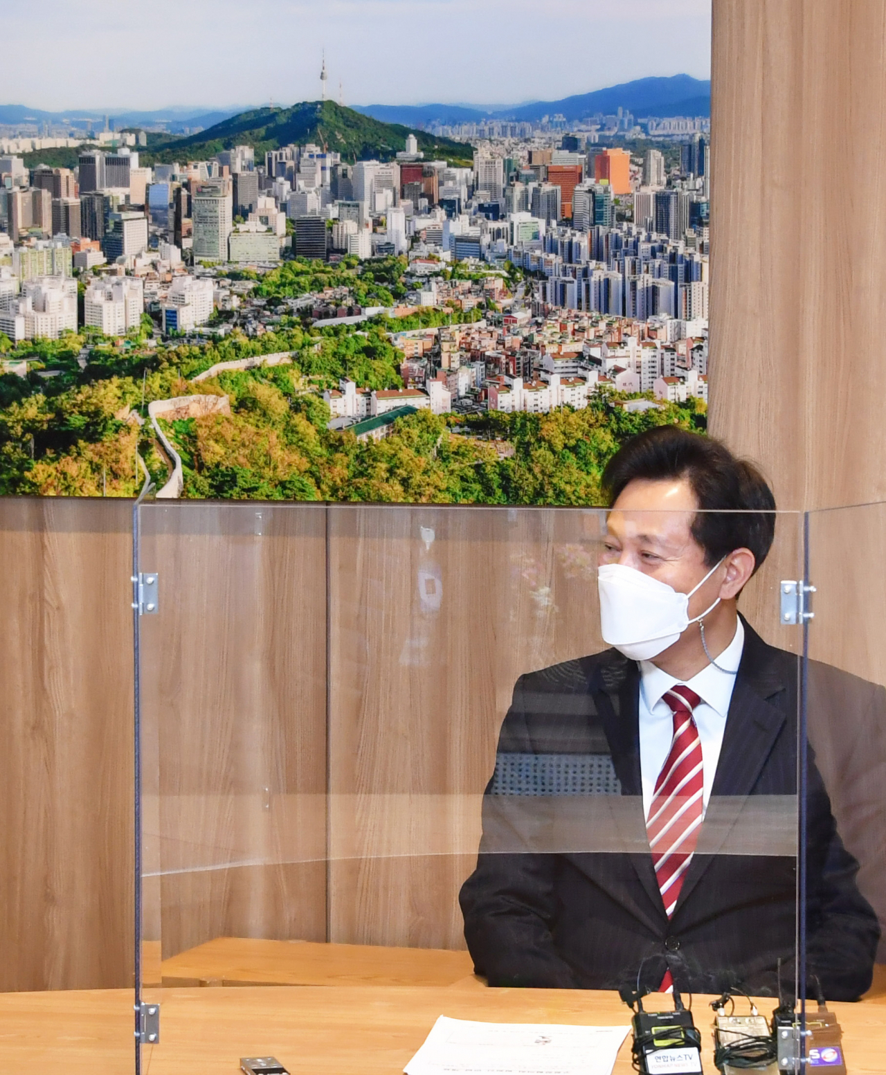 14일 오후 오세훈 서울시장이 시청 집무실에서 서울시구청장협의회 임원들을 만났다. [연합]