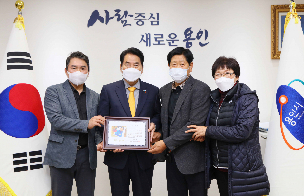 민원해결하자 감사패 받은 백군기 시장.
