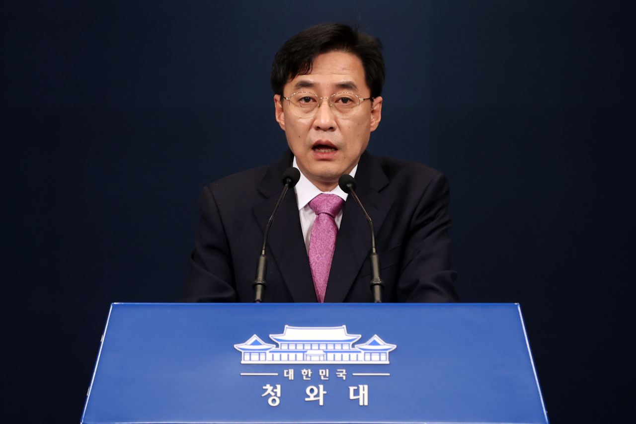 강민석 청와대 대변인이 14일 브리핑룸에서 문재인 대통령이 후쿠시마 오염수 해양 방류 결정에 대한 우려를 표명한 것과 관련해 현안 브리핑을 하고 있다. [연합]