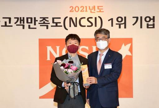 이기영 드림어스컴퍼니 대표(왼쪽)가 안완기 한국생산성본부 회장과 기념촬영을 하고 있다.]