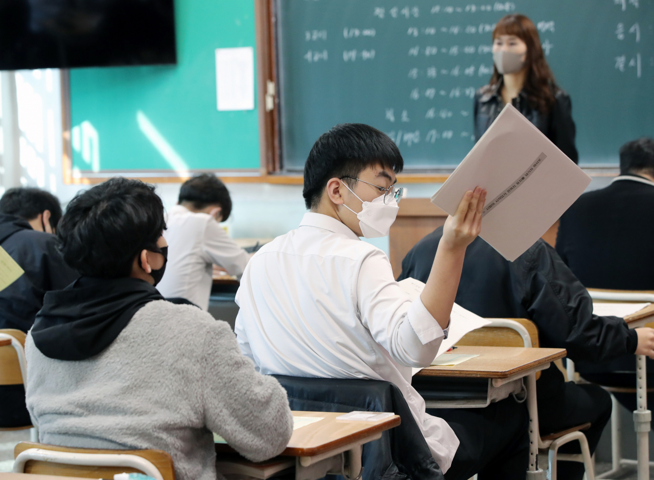 지난 3월25일 오전 광주 서구 광덕고등학교에서 올해부터 달라지는 대학수학능력시험(수능) 체제에 맞춘 첫 고등학교 전국연합학력평가가 실시되고 있다. [연합]