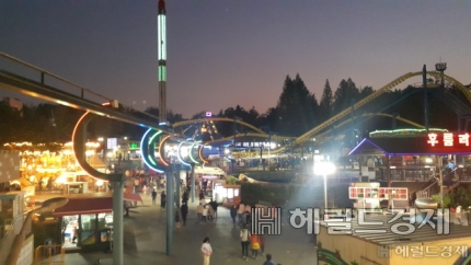 어린이대공원 야경. 지금은 업체와 계약을 해지, 새 사업자가 운영하고 있다.