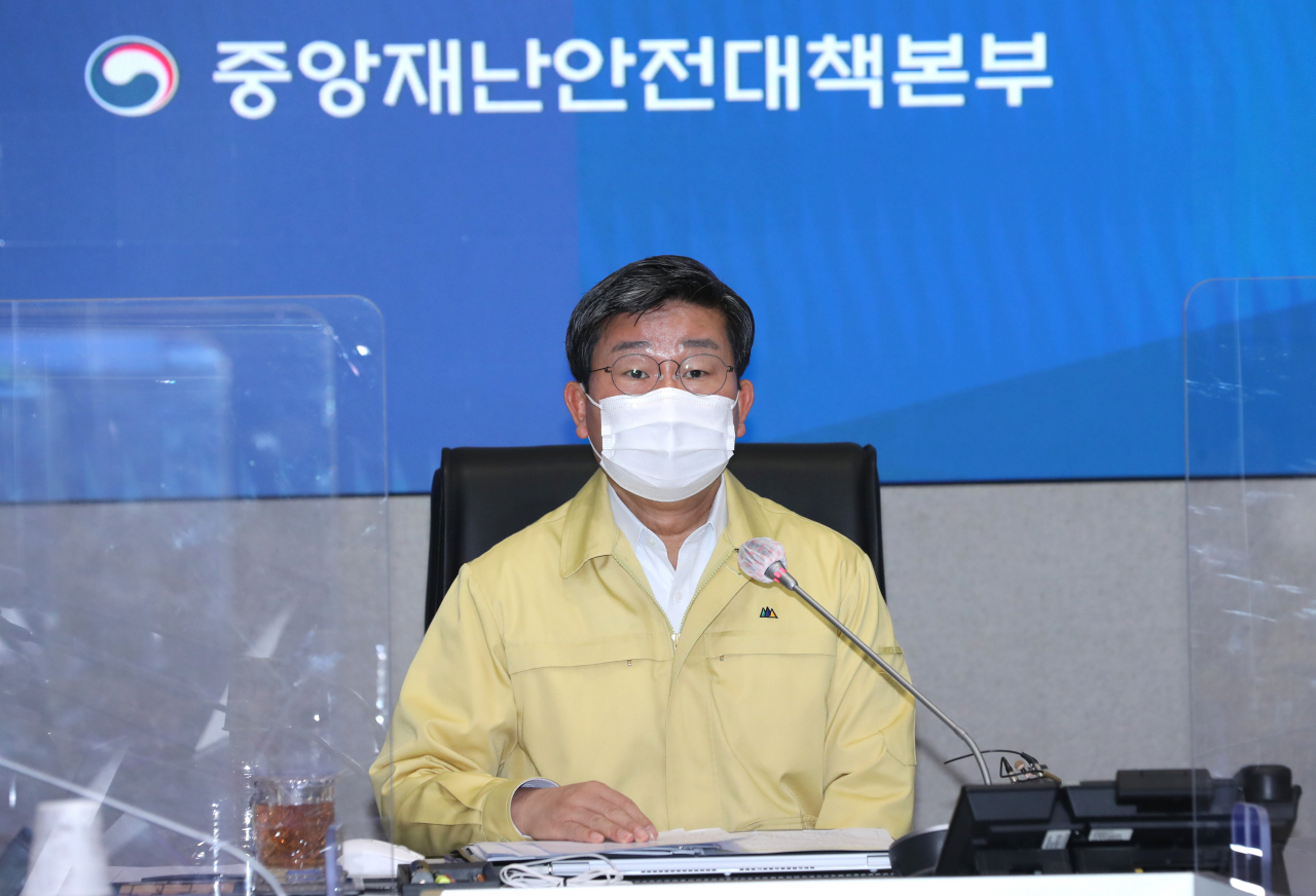 중앙재난안전대책본부 2차장인 전해철 행정안전부 장관이 15일 오전 정부서울청사 영상회의실에서 열린 '코로나19 대응 중앙재난안전대책본부 회의'를 주재하고 있다.[연합]