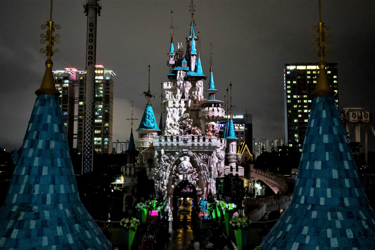 롯데월드 3D 멀티미디어 맵핑쇼 ‘매직 캐슬 라이츠 업(MAGIC CASTLE Lights up)은 조형물을 다양한 모습으로 변신시킨다.