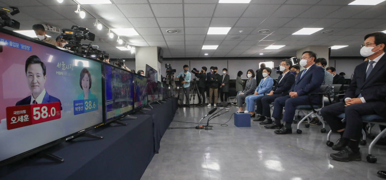 더불어민주당 지도부가 지난 7일 중앙당사 개표상황실에서 출구 조사 결과 발표를 지켜보고 있다 [연합]