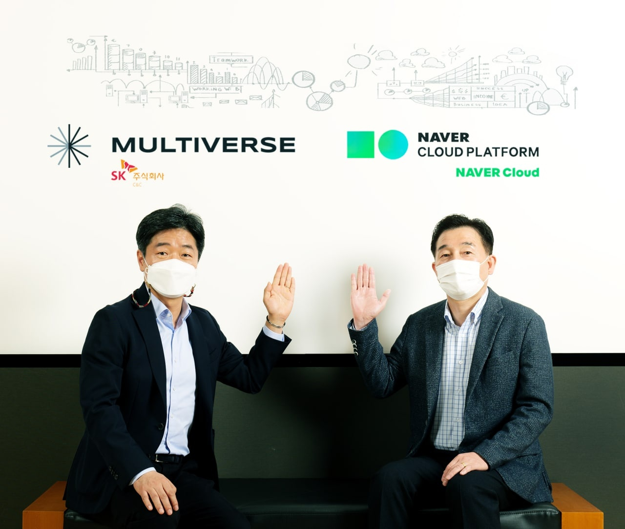 이기열(왼쪽) SK(주) C&C 디지털플랫폼 총괄과 김태창 네이버클라우드 사업총괄 전무가 디지털 신사업 협약 기념 촬영을 하고 있다. [SK(주) C&C 제공]