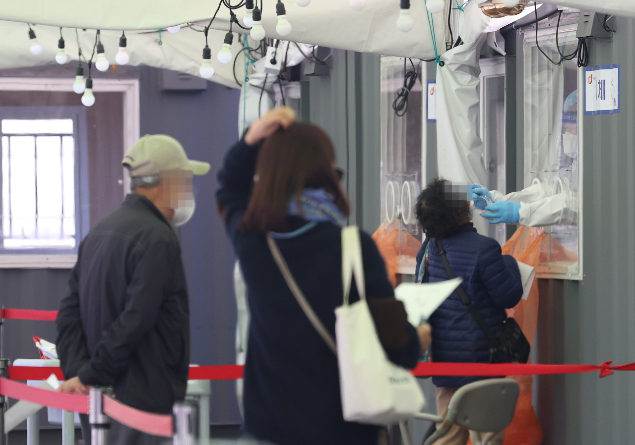 국내 신종 코로나바이러스 감염증(코로나19) 확산세가 갈수록 거세지는 가운데 14일 오후 서울역광장에 마련된 임시선별진료소에서 의료진이 검체를 채취하고 있다. 연합뉴스