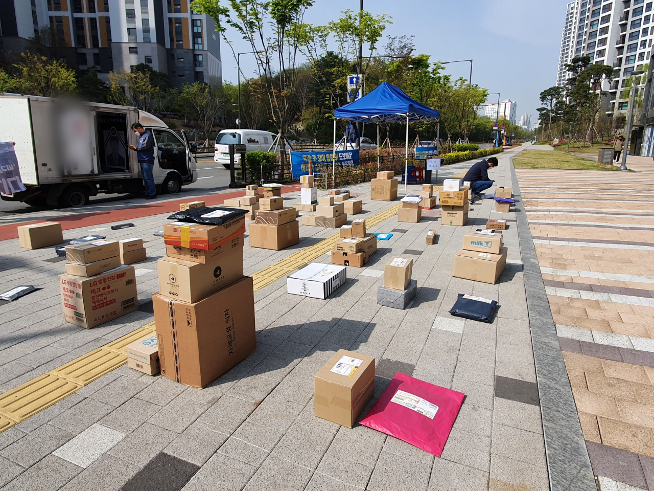 15일 오전 10시께 서울 강동구 고덕동의 한 아파트 단지 앞 지하철역 부근에, 전날 입주민들이 찾아가지 못한 택배 물품 99개가 쌓여있다. 김지헌 기자/raw@heraldcorp.com