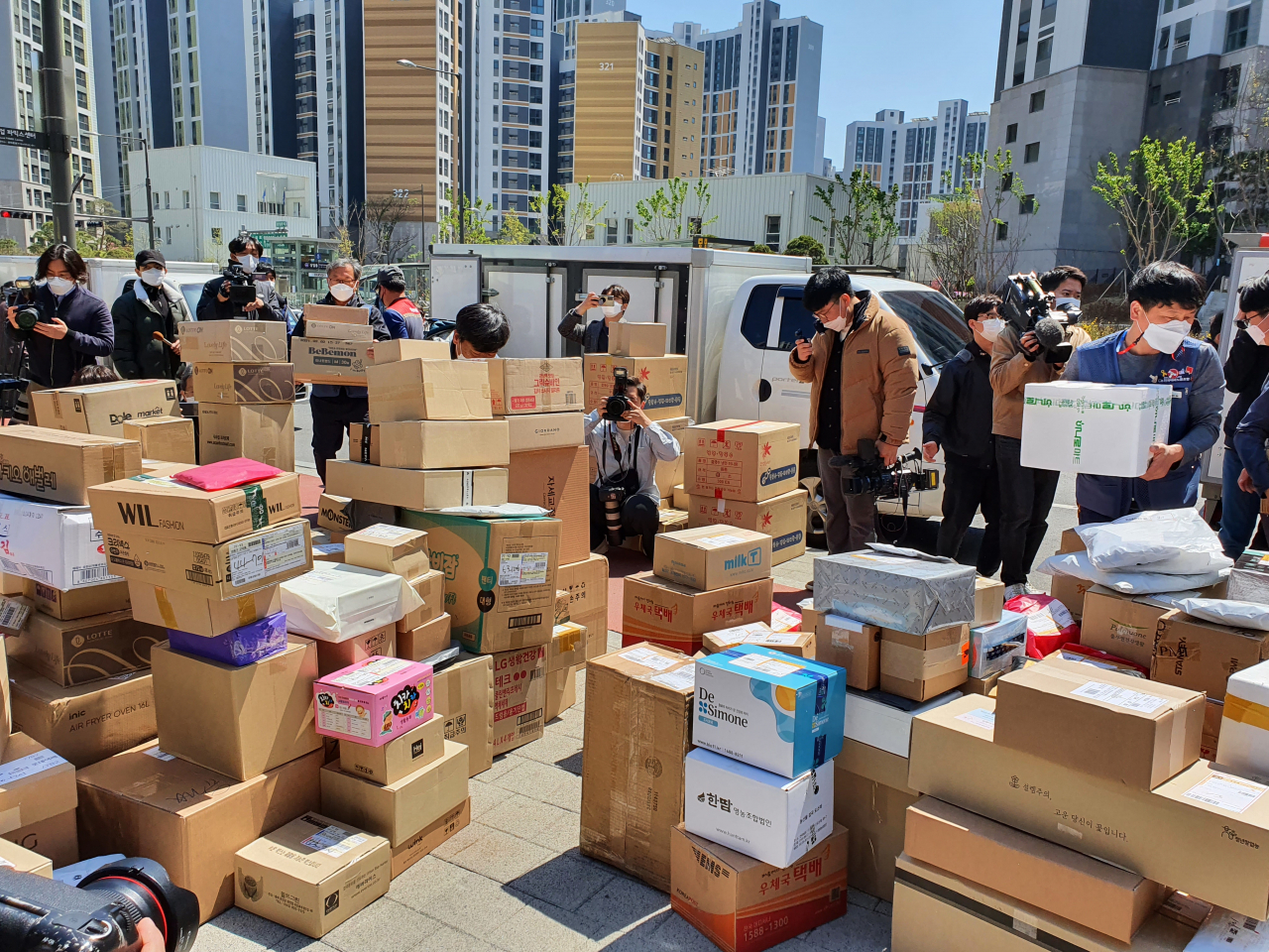지난 14일 서울 강동구 고덕동의 한 대규모 아파트 단지 인근 지하철역 부근에 택배상자들이 쌓여있는 모습. 민주노총 서비스연맹 전국택배노동조합(택배노조)는 이날부터 "아파트 입구까지만 배송하겠다"고 했다. 김지헌 기자/ raw@heraldcorp.com 김지헌 기자/ raw@heraldcorp.com