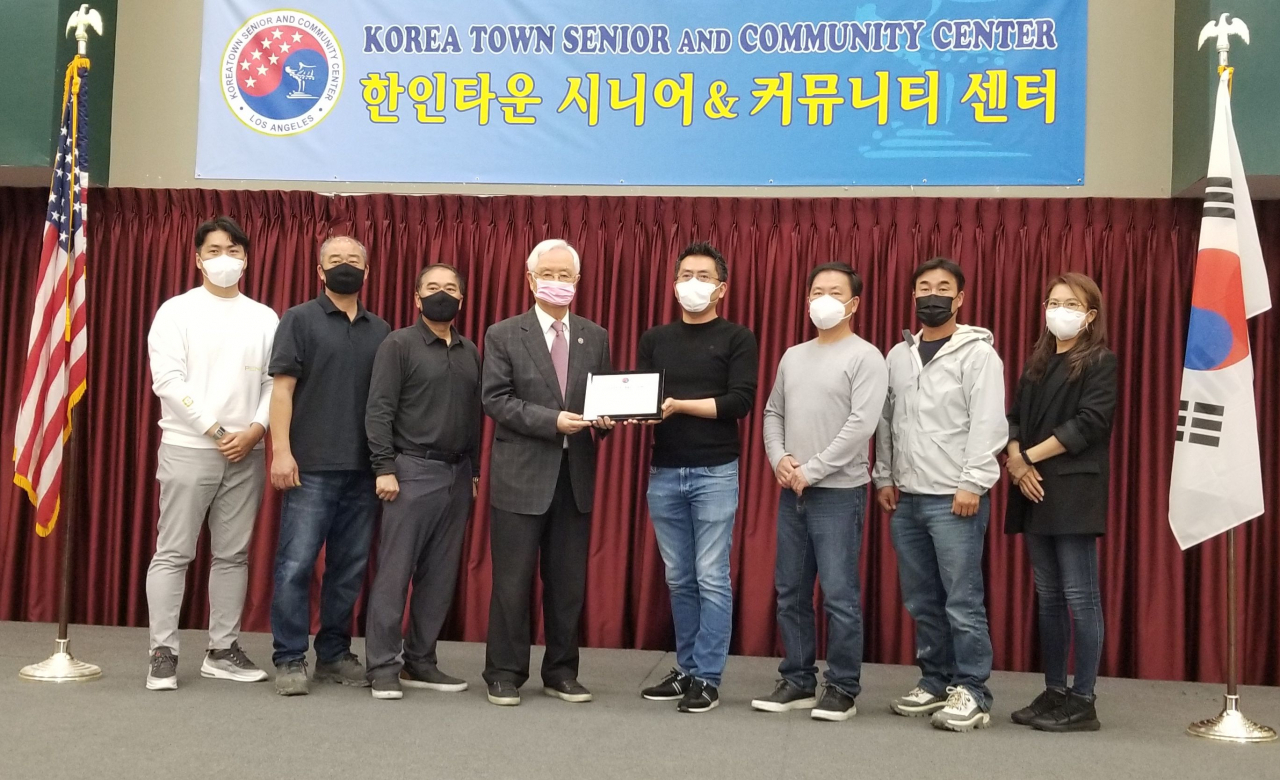 반도건설의 미주법인 반도델라가 14일(현지시간) 미국 로스앤젤레스 한인타운 시니어 & 커뮤니티 센터에 기부금을 전달했다. 한승민 반도델라 대표(왼쪽 다섯번째) 등이 기부금 전달식을 마친 뒤 기념촬영을 하고 있다.[반도건설 제공]