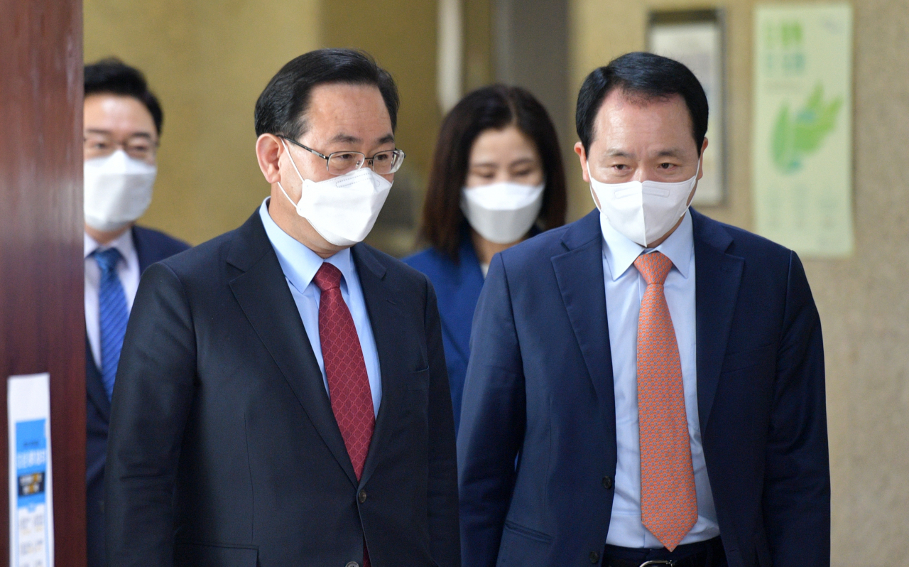 주호영 국민의힘 당대표 권한대행(왼쪽)이 15일 오전 국회에서 열린 비상대책위원회의에 입장하고 있다. [헤럴드경제=이상섭 기자]
