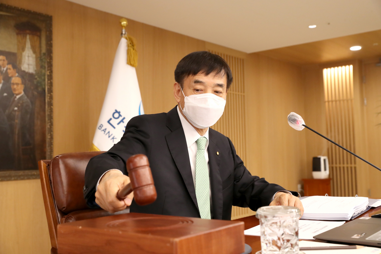 이주열 한국은행 총재가 15일 서울 중구 한은 본관에서 열린 금융통화위원회 본회의에서 회의를 주재하며 의사봉을 두드리고 있다. [한은 제공]