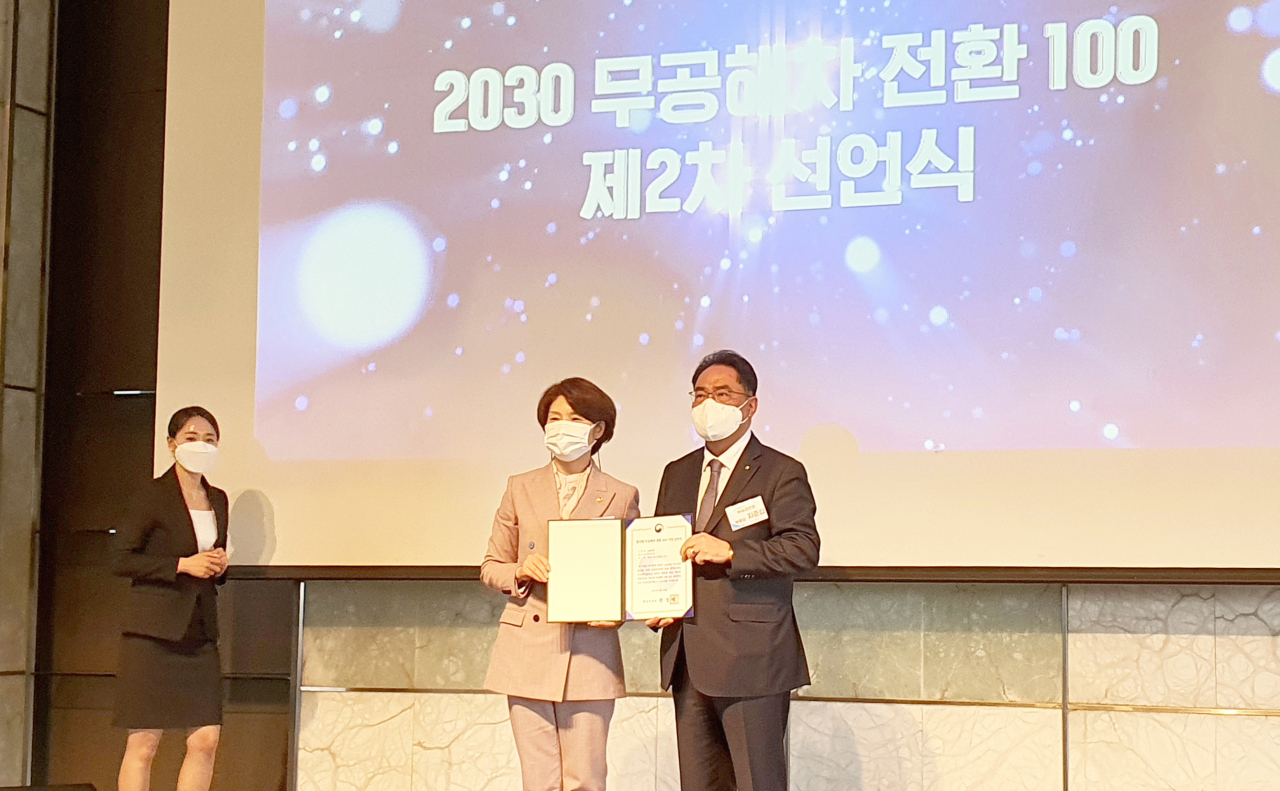 한정애 환경부 장관이 NH농협은행 지준섭 부행장에게 한국형 무공해차전환100 기업 승인서를 수여하고 있다.[NH농협은행 제공]