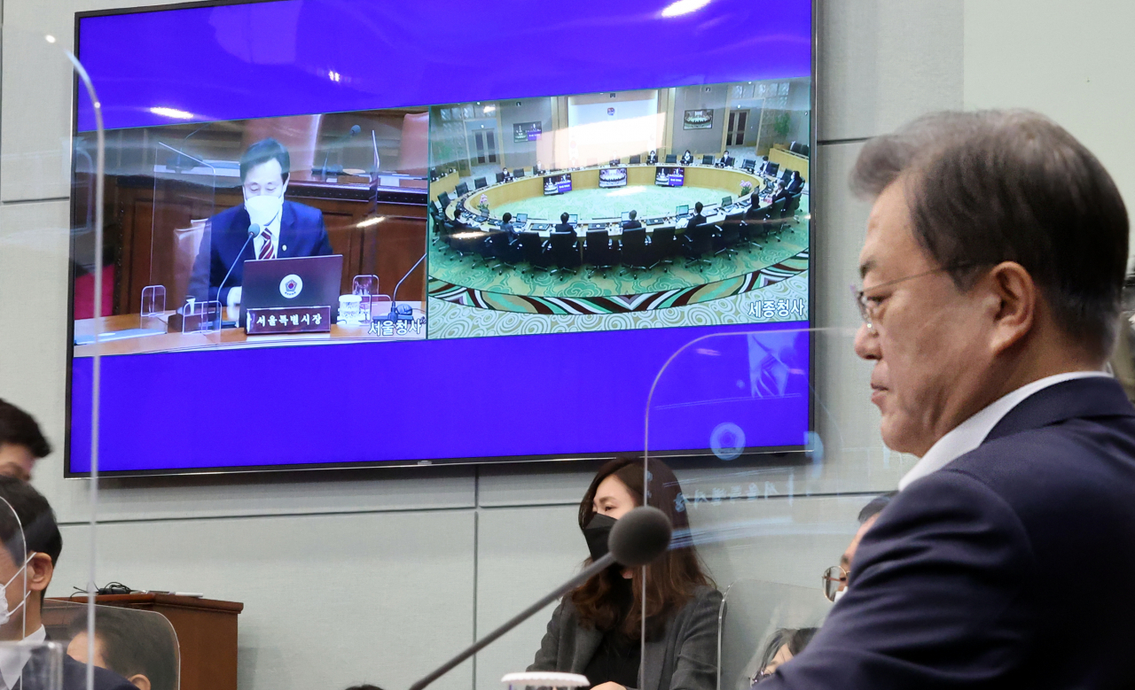 13일 오전 청와대에서 열린 제16회 국무회의에서 오세훈 서울시장이 화상으로 참여하고 있다. 연합뉴스