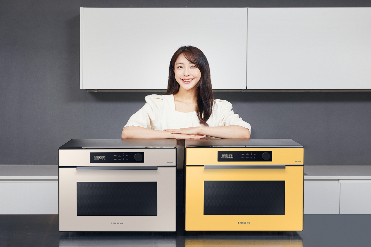 삼성전자가 개인 맞춤형 요리를 즐길 수 있는‘비스포크 직화오븐 AI’ 를 출시한다고 15일 밝혔다. 새롭게 출시하는 비스포크 직화오븐 AI는 차별화된 조리 성능은 그대로 유지하면서, 인공지능(AI) 기반 개인 맞춤형 기능을 강화하고 감각적인 비스포크 색상을 추가한 것이 특징이다. 삼성전자 소속 모델이 관련 제품을 소개하고 있다. [삼성전자 제공]