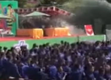 미얀마 사관생도들이 전통 물 축제 기간을 맞아 춤추며 즐기고 있다. 2월 쿠데타 이후 시민 700여명을 학살한 군경이 민심과 얼마나 이반돼 있는지 보여주는 장면이다.[사진=유튜브 캡처]