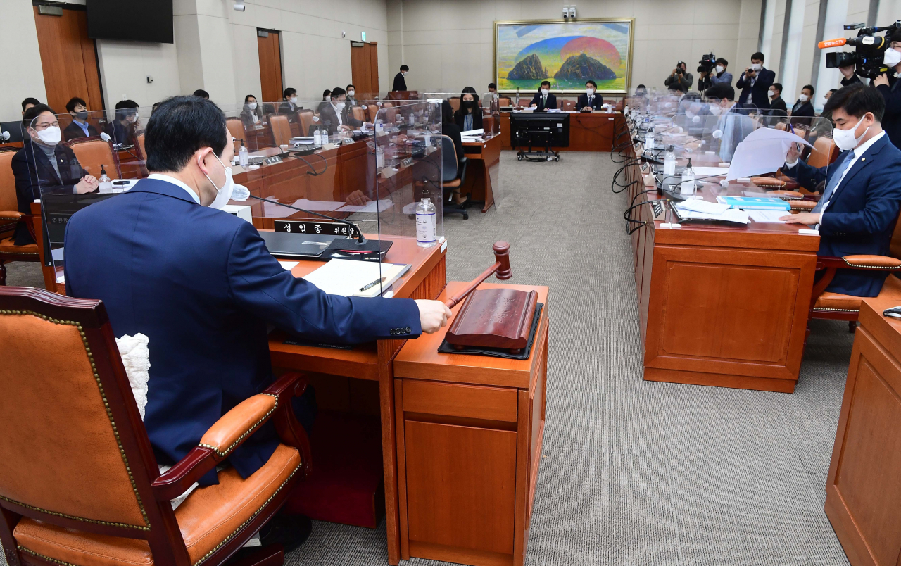 지난 14일 서울 여의도 국회에서 열린 이해충돌방지법 관련 정무위원회 법안심사제2소위원회에서 성일종 소위원장(국민의힘)이 의사봉을 두드리고 있다. [사진=이상섭 기자/babtong@heraldcorp.com]