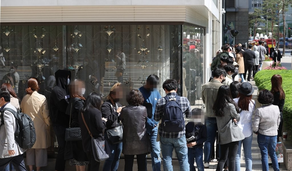 지난해 명품 샤넬의 가격 인상 소식에 백화점 명품관 앞에 줄을 선 사람들 [연합뉴스 제공]