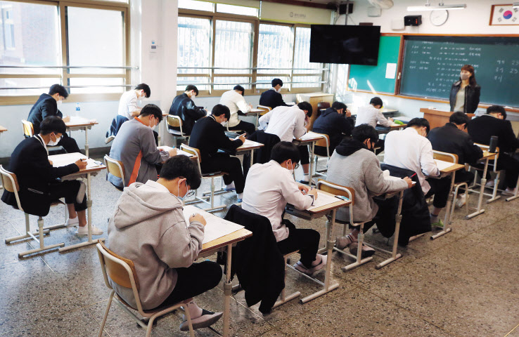 지난 3월25일 오전 광주 서구 광덕고등학교에서 올해부터 달라지는 대학수학능력시험(수능) 체제에 맞춘 첫 고등학교 전국연합학력평가가 실시되고 있다. [연합]